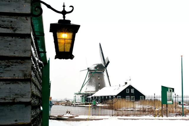 hallo Nederland: een windmolendorp in de winter