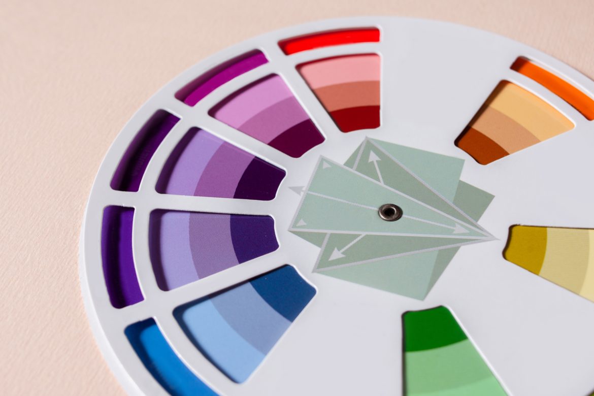 Gebruik het kleurenwiel om een bureaulamp te kiezen die complementair is aan het kleurenpalet van je huis.