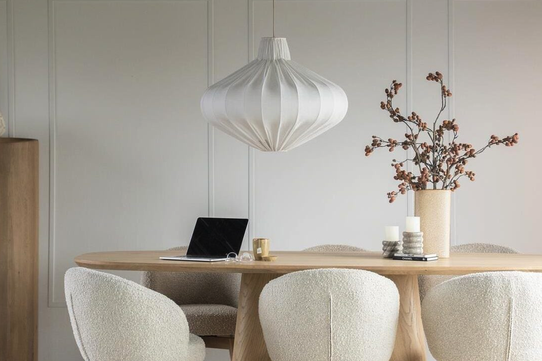 Stijlvolle witte linnen eetkamer kroonluchter