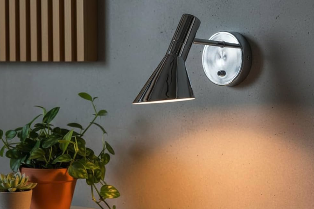 Stijlvolle buitenlamp met gepolijst chroom en asymmetrisch design